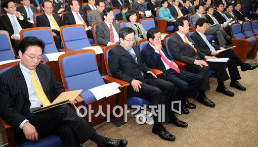 [포토] 다른 지도부와 떨어져 앉아..