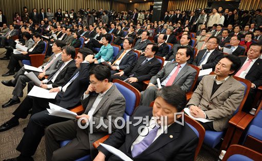 [포토] 개헌관련 의총에 참석한 한나라당 의원들