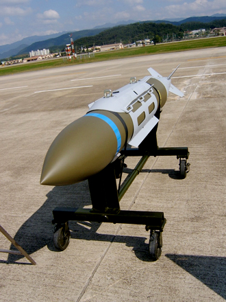 전자식 신관을 장착한 JDAM.  재래식 폭탄에 유도장치와 날개를 장착한 정밀유도폭탄이다.