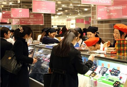발렌타인 데이를 1주 앞둔 지난 7일 일본 도쿄의 이세탄 백화점 초콜릿 매장에서 여성들이 예쁜 초콜릿을 고르고 있다(사진=블룸버그뉴스).