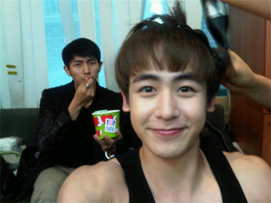 2PM member Nichkhun (front) and 2AM member Seulong (back) [Nichkhun's official Twitter website]