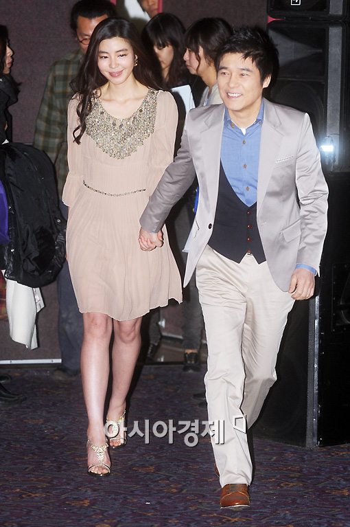 [포토]다정하게 손 잡고 입장하는 김규리-임창정