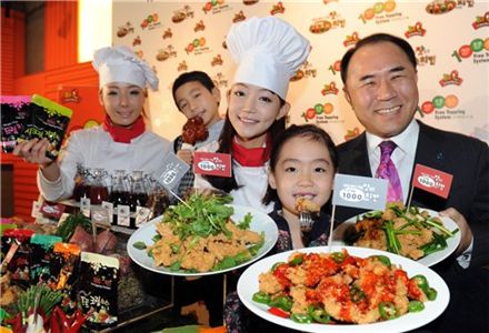 윤홍근 회장 "치킨 전메뉴 최고 2500원 인하"