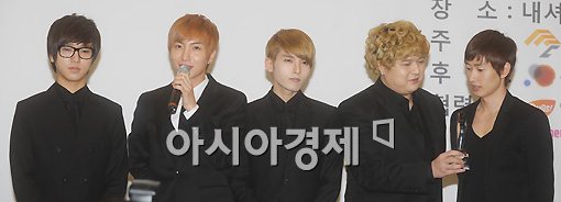 슈퍼주니어, 2010 음반 판매 1위 "열심히 하는 슈주 되겠다"