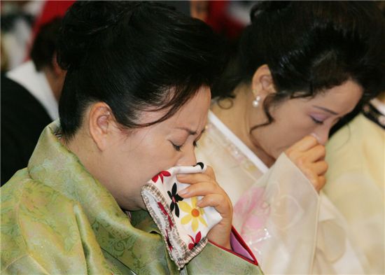 감격의 눈물을 흘리고 있는 졸업생들.