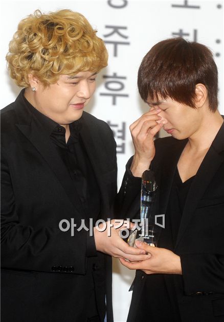 [PHOTO] Super Junior Shindong, Eunhyuk receive award for selling most albums
