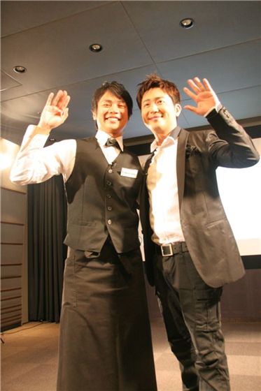 Trot singer Park Hyun-bin (right) with the Japanese host of NHK's "West Wind" show on February 9, 2011. [Inwoo Business Production]