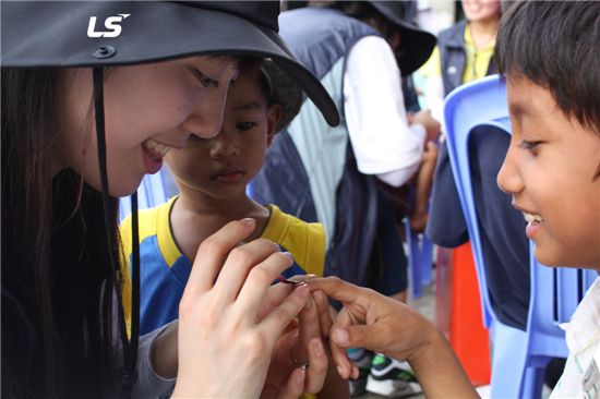 [포토]LS 대학생 해외봉사단, 캄보디아 오지서 구슬땀