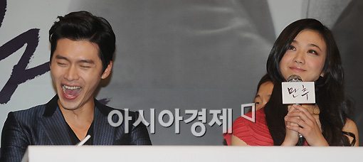 [포토]현빈, 탕웨이 애교에 웃음 '빵!'