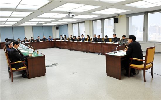 유덕열 동대문구청장이 6급 이하 직원들과 대화를 가졌다.
