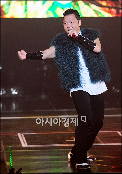 [포토]싸이, 소극장 콘서트 '주먹 불끈 쥐고'
