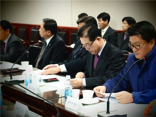 유종필 관악구청장(오른쪽 끝), 문충실 동작구청장, 차성수 금천구청장 등이 서울시 구청장협의회 회의에 앞서 자료를 살펴보고 있다.