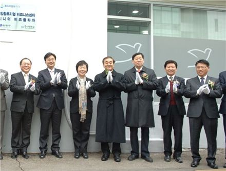 이재오 특임장관(왼쪽에서 네 번째)과 김동선 중소기업청장(왼쪽에서 첫 번째)이 서울 은평구에서 열린 시니어비즈니스 플라자 개소식에 참석해 활짝 웃고 있다.