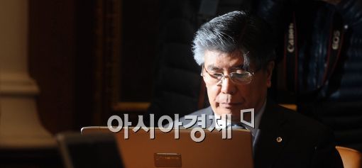 [포토]한국은행 총재의 고민