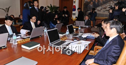[포토]굳은표정의 금통위원들