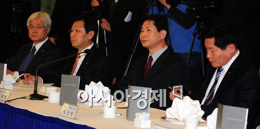 [포토] 굳은 표정의 대기업 CEO
