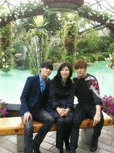 JYJ's Junsu (left) their mother (middle) and Zuno (right) [Junsu's official Twitter website]