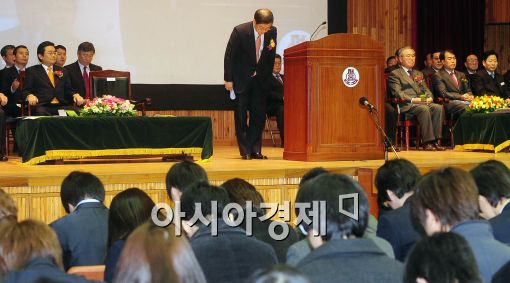 [포토]서울공고 졸업식 참석한 김황식 총리