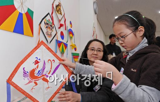 [포토]정월 대보름 전통 연 만들기