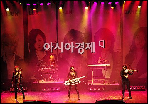 [포토]라지, 데뷔 콘서트 가득메운 팬들