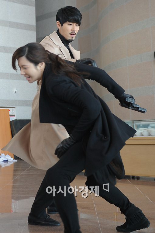 [포토]격투씬 촬영하는 차승원-이지아