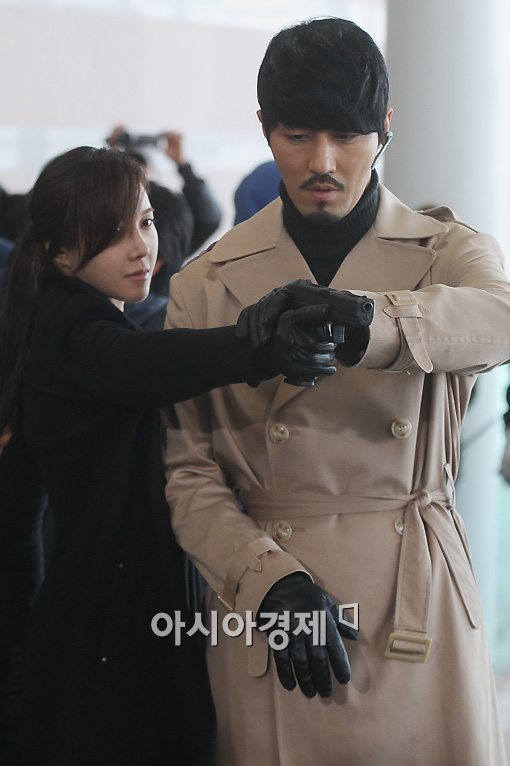 [포토]차승원 '총은 이렇게 잡는게...'