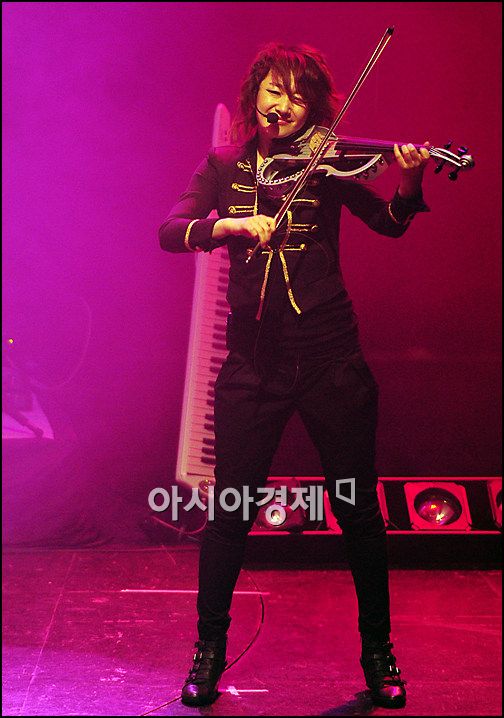 [포토]라지 타냐 '팀에서 바이올린 맡고있어요'