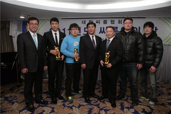 지난 8일 열린 2011년도 씨름인의 밤 행사에서 동작구청(구청장 문충실) 씨름단이 우수단체상을 수상했다.
