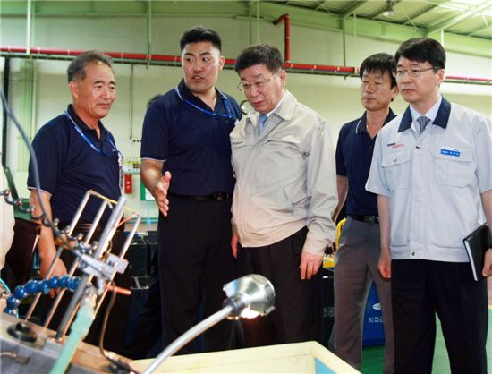 윤여철 현대·기아차 부회장(가운데)이 상생협력의 일환으로 협력업체인 지이엔을 방문해 둘러보고 있다.