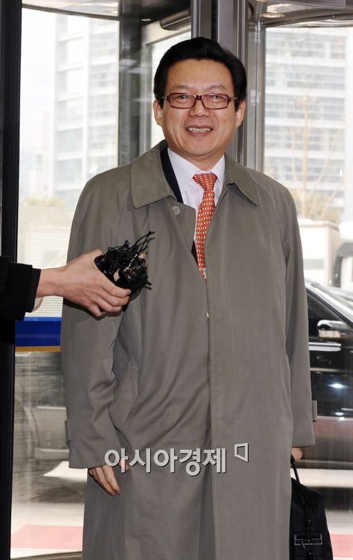 [포토]최종면접장 들어서는 한택수 후보