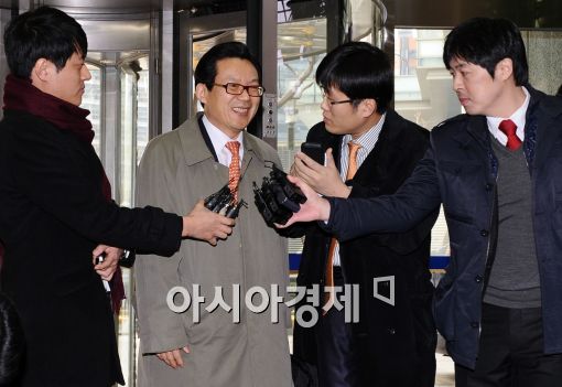 [포토]취재진 질문에 답변하는 한택수 후보