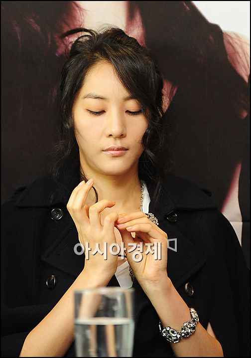 [포토]긴장한 윤지민 '우리 연극, 잘될까?'