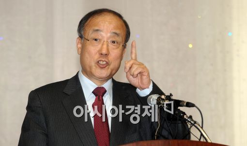 [포토]신한금융지주 회장 발표하는 윤계섭 위원장