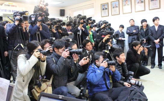 이날 공동성명서 발표장엔 40여명의 언론사 기자들이 몰려 취재했다. 