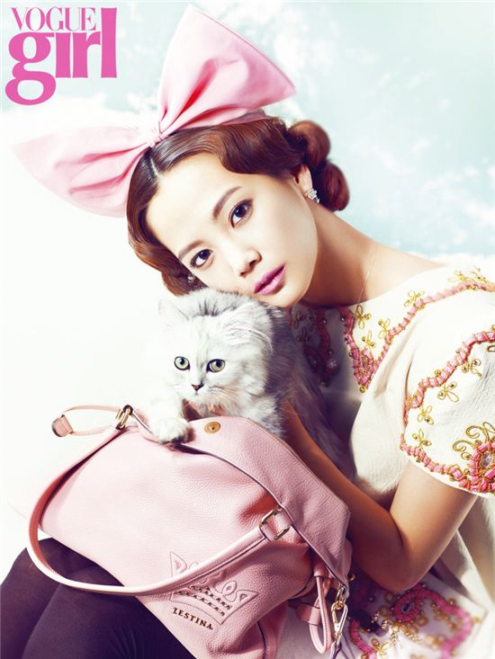 [포토]윤승아 "샴 고양이도 핑크에 반했어요"