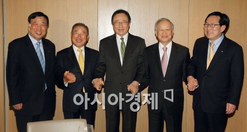 [포토]손 맞잡은 경제5단체장