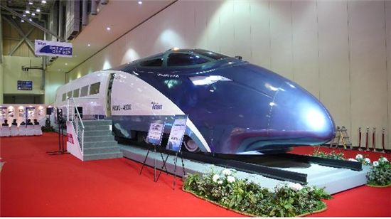 현대로템이 개발한 차세대 한국형 고속전철 'HEMU-400X' 목업