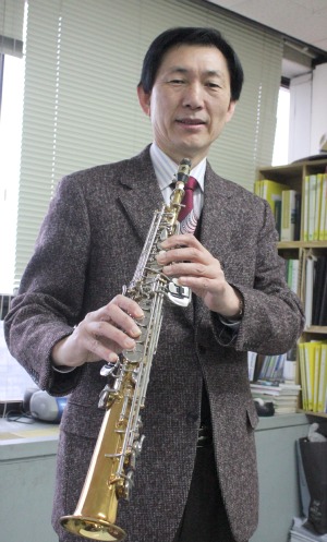 전윤수 뮤즈앙상블 회장은 중학교 시절 통기타로 음악을 접했다. 1998년 태안에 근무하면서는 하모니카를, 2003년 보령에 있을 땐 섹소폰를 배웠다. 그의 책상 옆엔 늘 색소폰이 놓여있다. 
