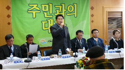 주민과의 대화에서 인사말을 하는 이원기 의원