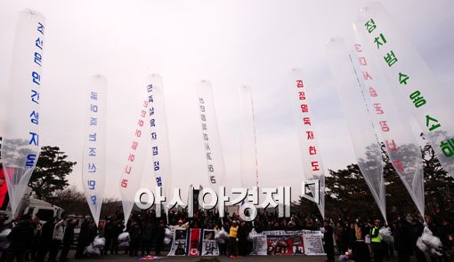 [포토] 대북선전물 날리는 사람들