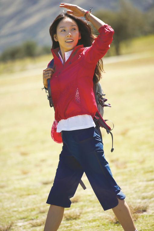 이효리, 암벽등반가 변신?..뉴질랜드 화보 '눈길'