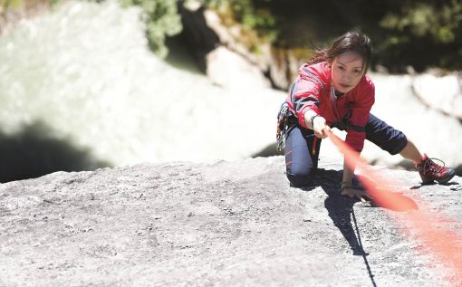 이효리, 암벽등반가 변신?..뉴질랜드 화보 '눈길'