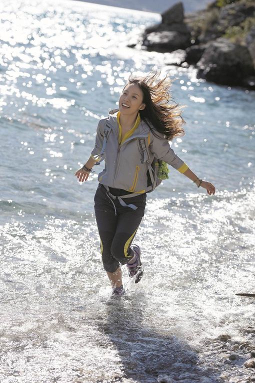 이효리, 암벽등반가 변신?..뉴질랜드 화보 '눈길'