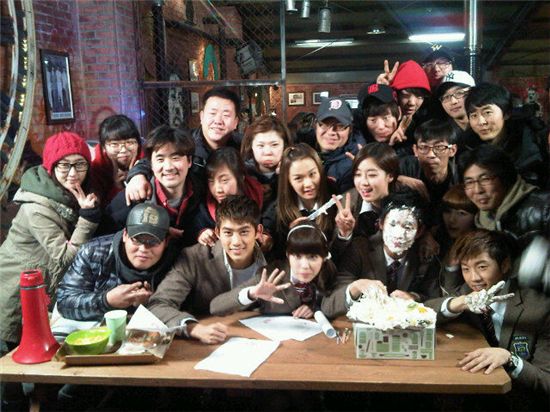 Cast of KBS' "Dream High" celebrating Kim Soo-hyun's birthday. [Taecyeon's official Twitter website]