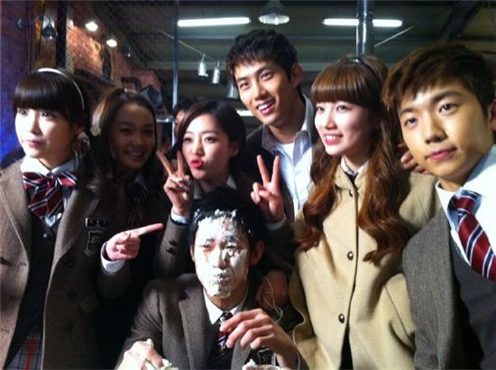 Cast of KBS' "Dream High" celebrating Kim Soo-hyun's birthday. [Eunjung's official Twitter website]