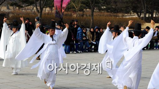 [포토] 신명나는 동래 학춤