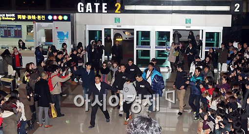 [포토]김포공항 들어서는 카라