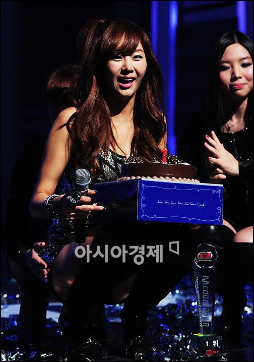 [포토]지나 '1위 케잌 촛불, 무대에서 끄고 가야지'