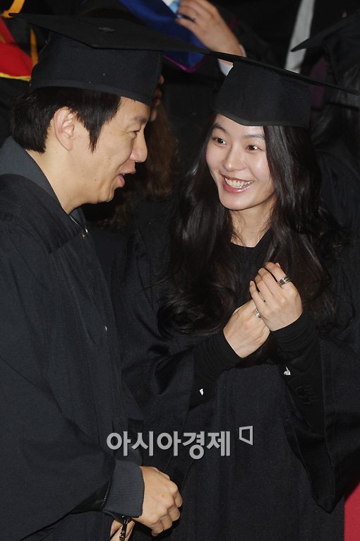[포토]윤소이 '수로오빠, 졸업 축하드려요'