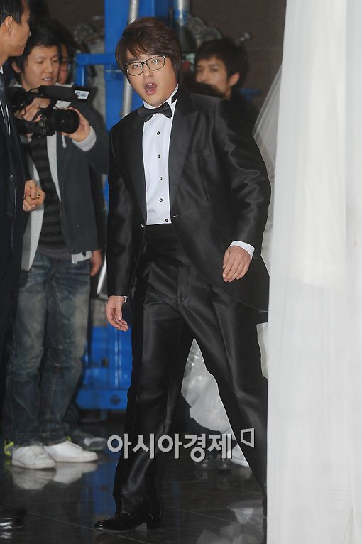 [포토]기자회견 참석하는 새신랑 노유민